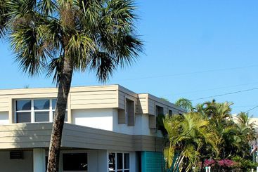 هتل Carousel Inn On The Beach