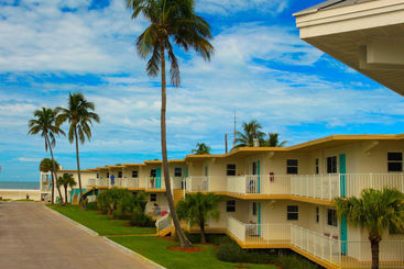 هتل Carousel Inn On The Beach
