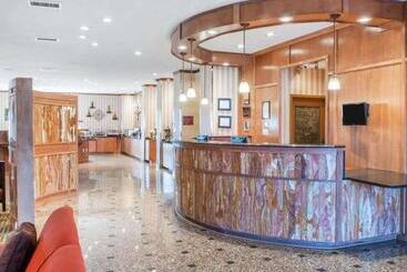 هتل Comfort Suites
