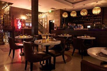هتل Gale South Beach, Curio Collection By Hilton