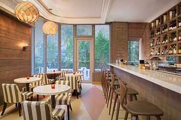 هتل Gale South Beach, Curio Collection By Hilton