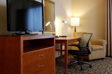 هتل Hilton Garden Inn Cedar Falls