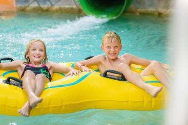 هتل Hope Lake Lodge & Indoor Waterpark