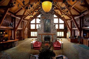 هتل Hope Lake Lodge & Indoor Waterpark
