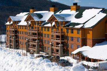 هتل Hope Lake Lodge & Indoor Waterpark