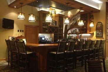 هتل Hope Lake Lodge & Indoor Waterpark