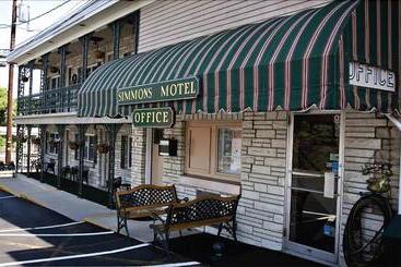 Simmons Motel And Suites