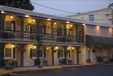 Simmons Motel And Suites