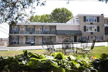 Simmons Motel And Suites