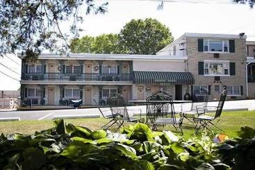 Simmons Motel And Suites