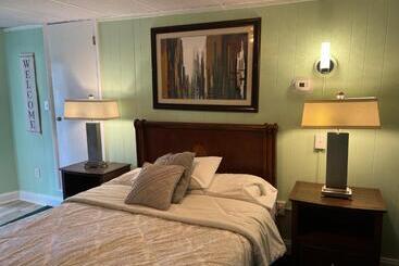 Simmons Motel And Suites