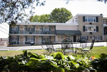 Simmons Motel And Suites