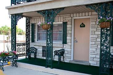Simmons Motel And Suites
