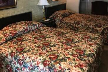 Simmons Motel And Suites