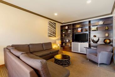 Best Western Plus Miami Airport North Hotel & Suites