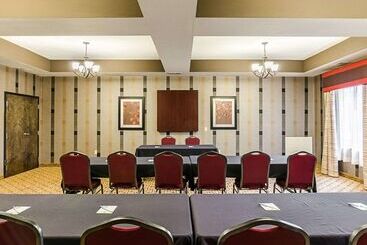 هتل Comfort Inn & Suites Lawrence  University Area