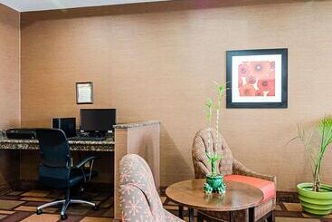 هتل Comfort Inn & Suites Lawrence  University Area