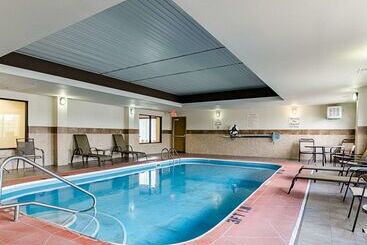 هتل Comfort Inn & Suites Lawrence  University Area