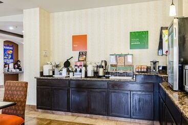 هتل Comfort Inn & Suites Lawrence  University Area