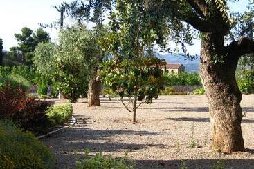 هتل Hostatgeria De Poblet