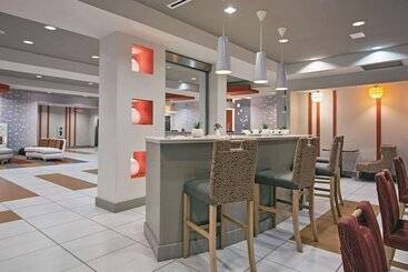 هتل La Quinta By Wyndham Harrisburg Hershey