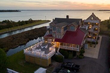 هتل The Burrus House Inn Waterfront Suites