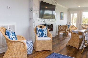 هتل The Burrus House Inn Waterfront Suites