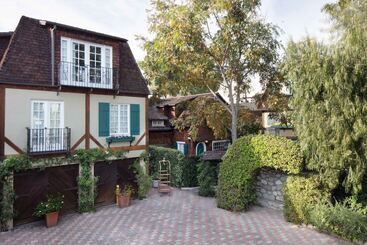هتل The Charlie West Hollywood