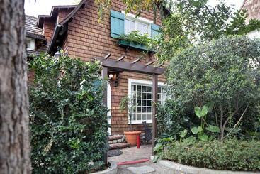 هتل The Charlie West Hollywood