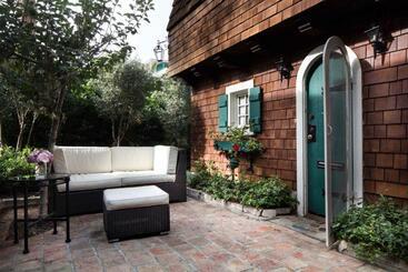 هتل The Charlie West Hollywood
