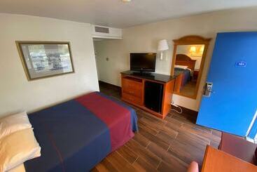 هتل Travelodge By Wyndham Grand Rapids North