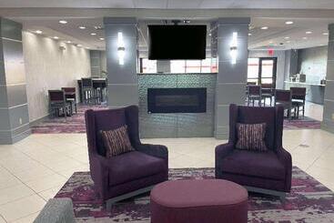 هتل La Quinta Inn & Suites By Wyndham Tulsa Midtown