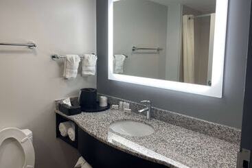 هتل La Quinta Inn & Suites By Wyndham Tulsa Midtown