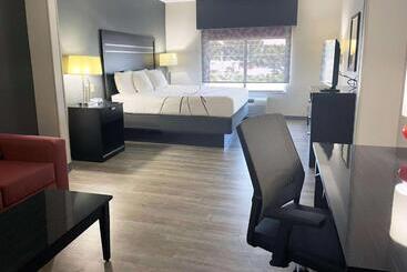 هتل La Quinta Inn & Suites By Wyndham Tulsa Midtown