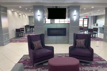 هتل La Quinta Inn & Suites By Wyndham Tulsa Midtown