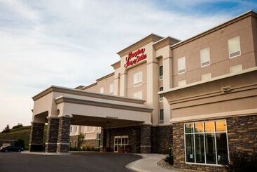 Hampton Inn & Suites Minot Airport