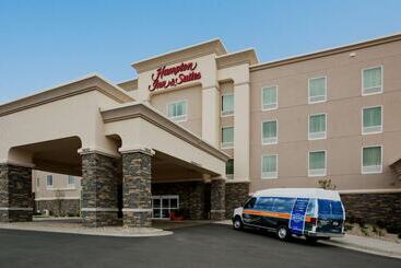 Hampton Inn & Suites Minot Airport