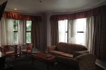 هتل Alpha Inn & Suites