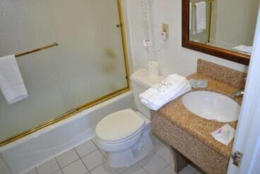 هتل Alpha Inn & Suites