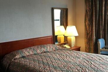 هتل Alpha Inn & Suites