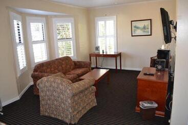 هتل Alpha Inn & Suites