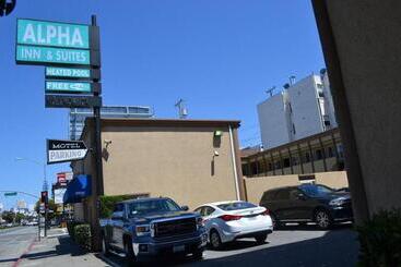 هتل Alpha Inn & Suites