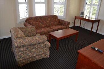 هتل Alpha Inn & Suites