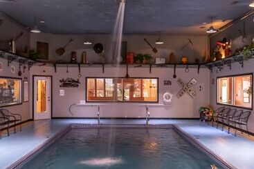 هتل Depot Inn & Suites