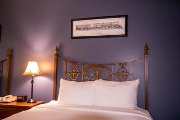 هتل Depot Inn & Suites