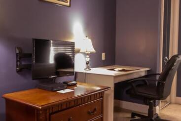 هتل Depot Inn & Suites