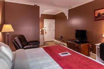 هتل Depot Inn & Suites