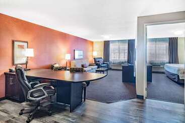 هتل Hawthorn Suites By Wyndham Williston