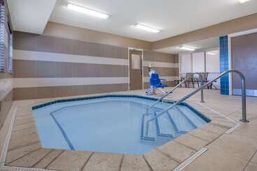 هتل Hawthorn Suites By Wyndham Williston