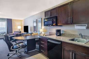 هتل Hawthorn Suites By Wyndham Williston